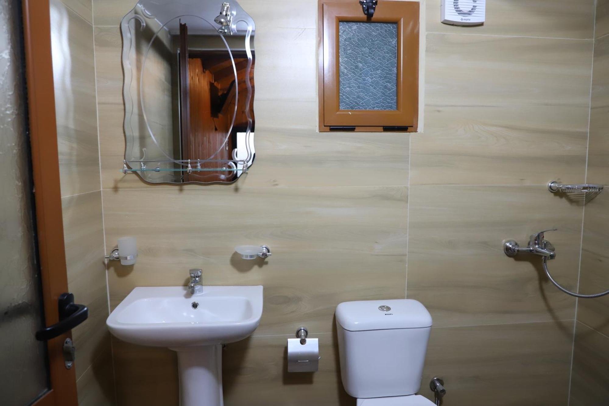 Bujtina Musta Berat Exterior foto